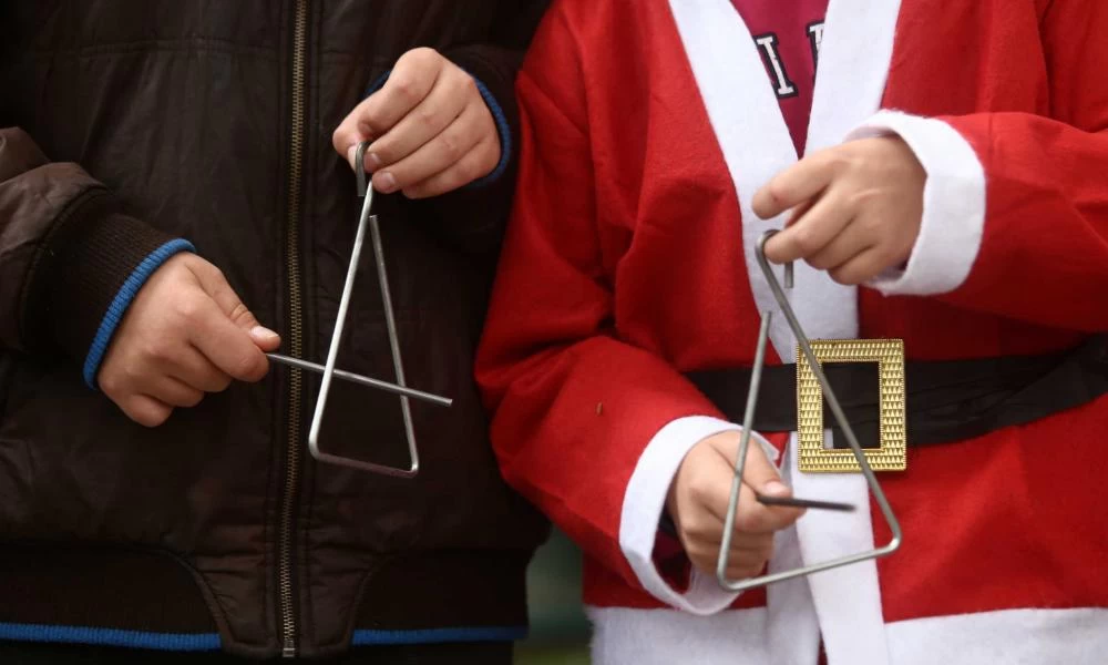 Πάτρα: Άρχισαν τα "παρατράγουδα" με τα κάλαντα" - Άνοιξε για να του τα πουν και το μετάνιωσε οικτρά